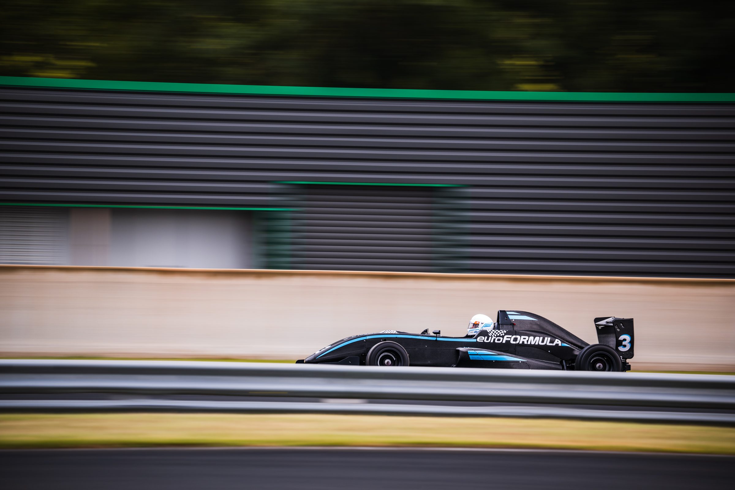 Formule Renault 2.0 en sortie de virage sur circuit